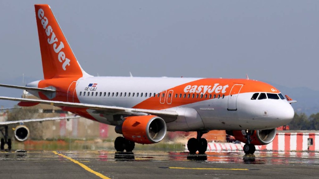 英國有男乘客在廉航easyJet的走廊上小便,害全機迫降西班牙。路透社