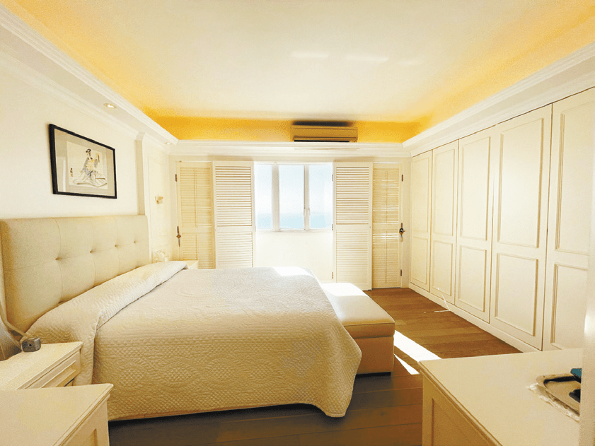 主人套房面积宽敞，米白色家具增加空间感。
