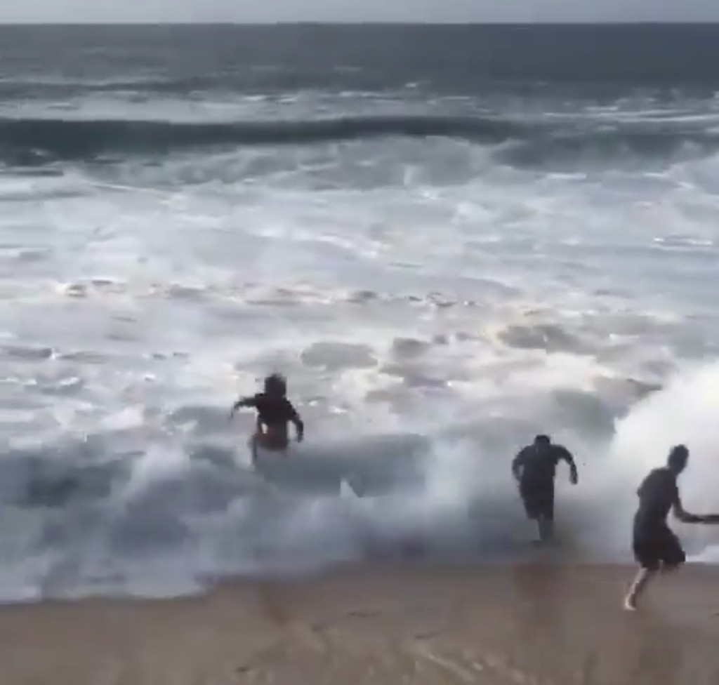 多明尼加首都圣多明各海滩出现巨浪，泳客惊险逃生。