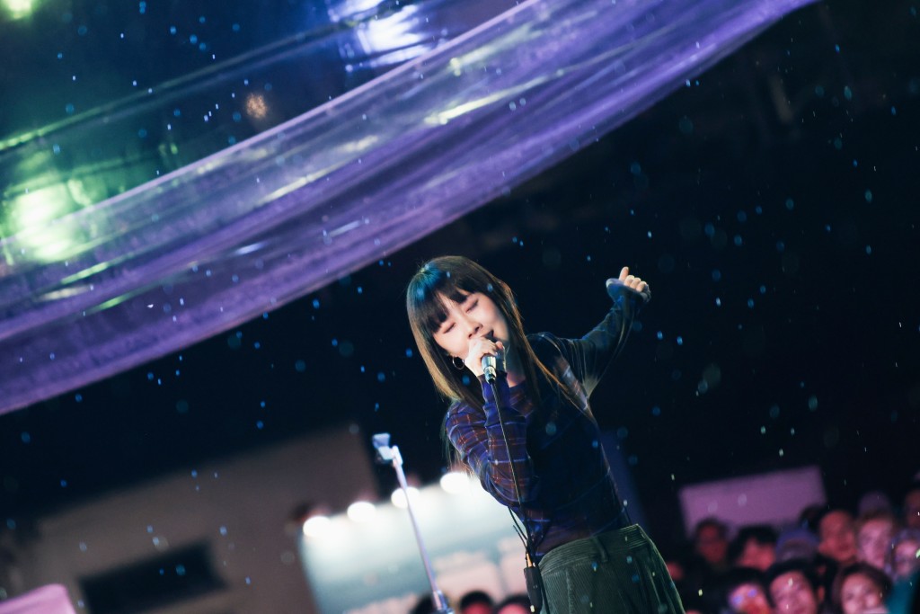 白安重新改編當年演唱歌曲《bird》,展現不同過去長大後的小鳥。 白安重新改編當年演唱歌曲《bird》,展現不同過去長大後的小鳥。