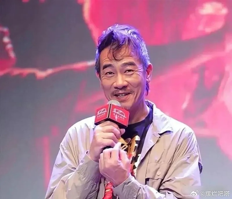 但陈小春整个人看起来依然精神抖擞，状态不俗。