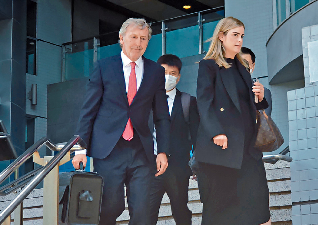 ■代表禮頓建築的大狀賀智（左）。