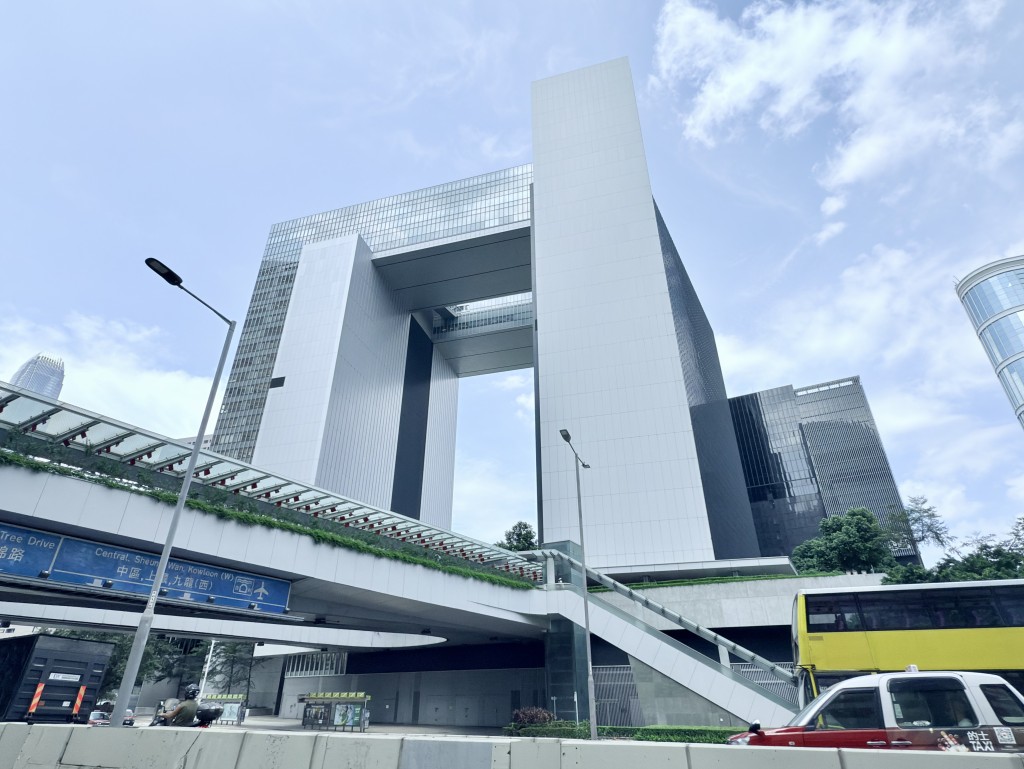 梁振英認為,要在社會上不斷宣講,行政與立法各施其職。 梁振英認為,要在社會上不斷宣講,行政與立法各施其職。