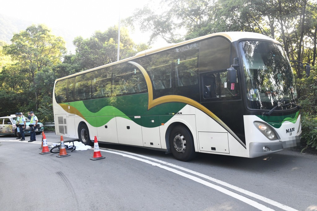 大屿山羗山道一名自行车女遭旅游巴撞毙。徐裕民摄