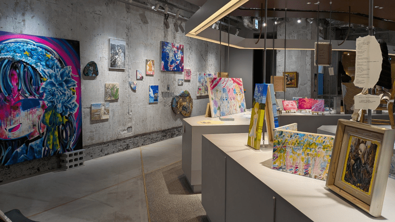 日本帝國酒店內展覽引發批評。X@medelgalleryshu