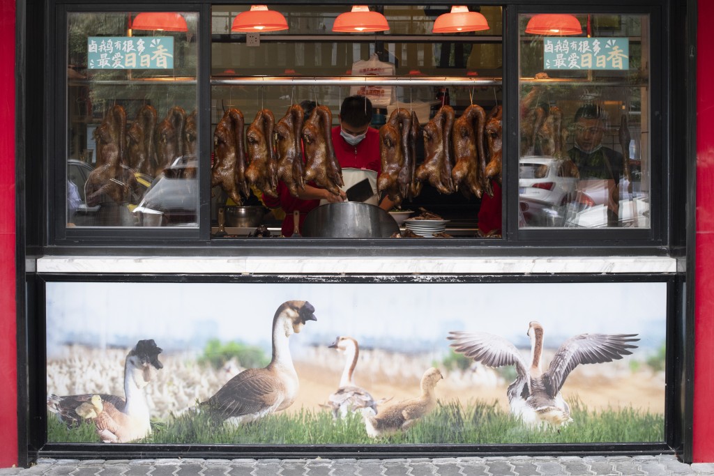 汕頭市鵝肉飯店的廚師在斬滷鵝。