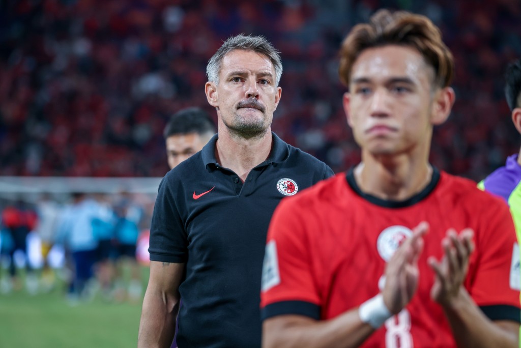 主教練韋斯活（黑衫）。資料圖片