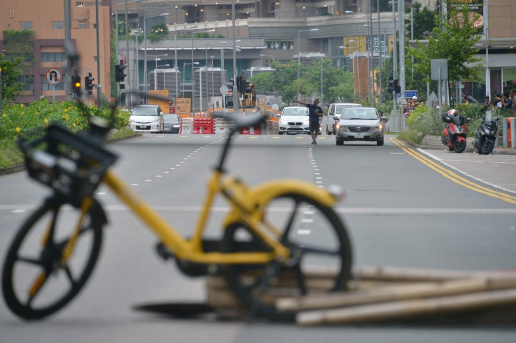 示威者推單車水馬堵塞寶邑路