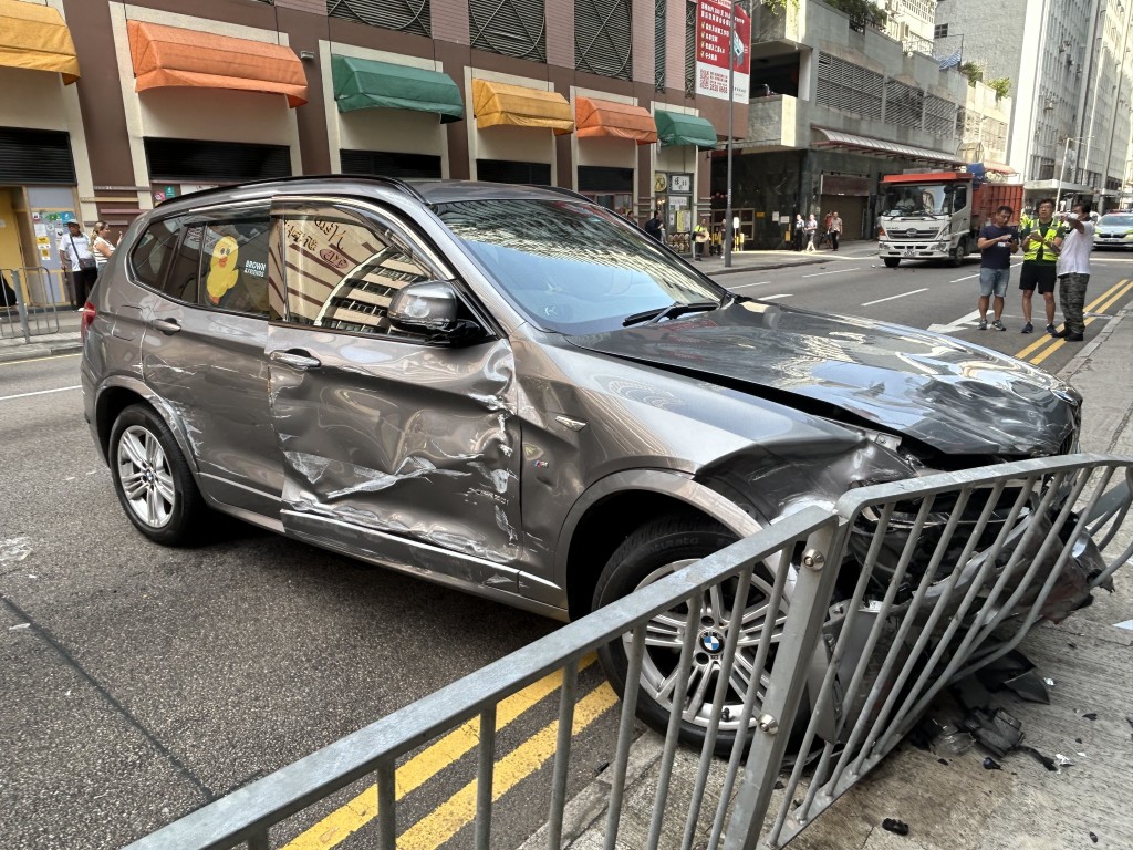 寶馬失控撞欄，右車身及車頭損毀。林思明攝