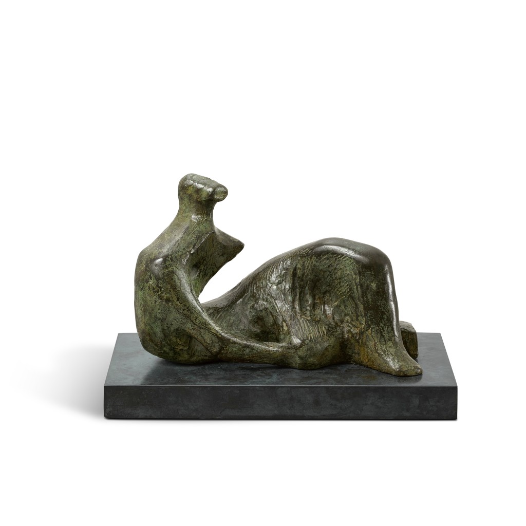 《覆衣側臥人像：屈膝》銅雕， 1981年構思，版數5/9， 雕塑起伏有致，形狀和空間以必然之勢緊密交纏。