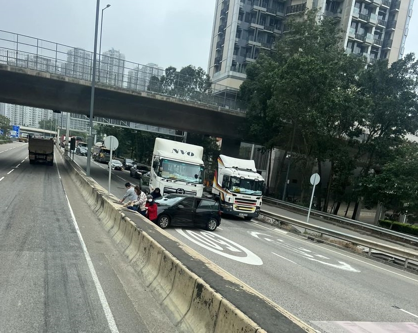 貨櫃車與私家車相撞。fb屯門公路塞車關注組Jason Yeung圖片