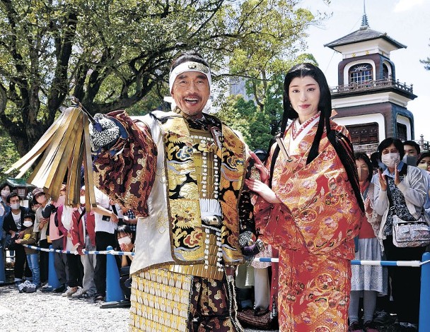 栗山千明（右）與竹中直人獲邀參與祭典巡遊。