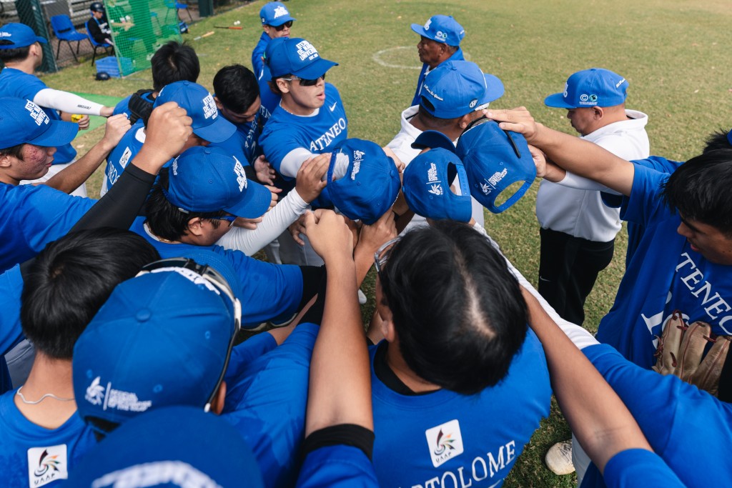 來自菲律賓的 Ateneo Blue Eagles 賽前互相打氣，迎戰比賽。