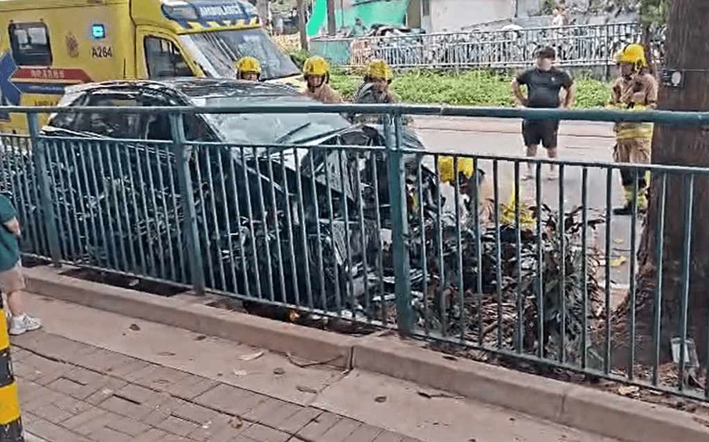 涉事私家車車頭損毀。fb：車cam L（香港群組）