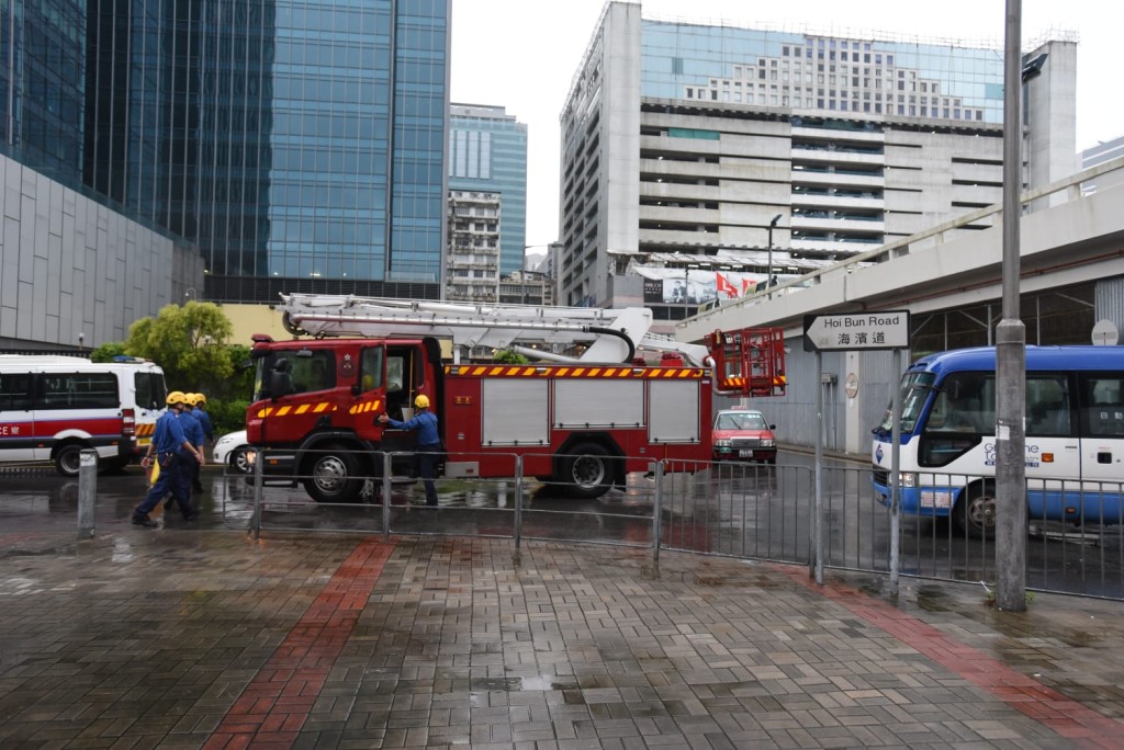 警員接報到場，事主由警方和消防救起。