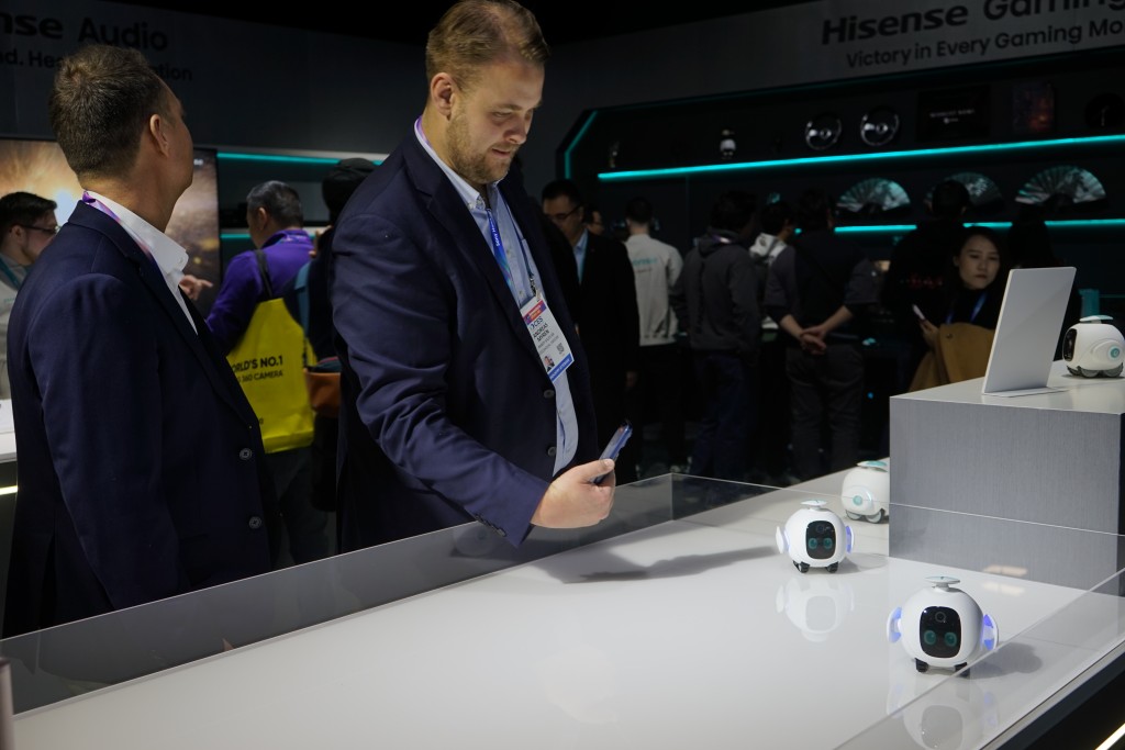 CES 2026，海信展台搭載新一代AI智能識別引擎的陪伴機械人Beta。 新華社