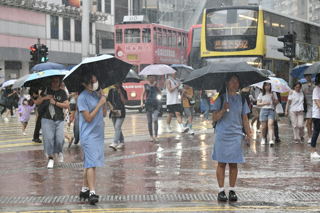 骤雨正影响广东沿岸，天文台于13时10分发出黄色暴雨警告信号。陈浩元摄