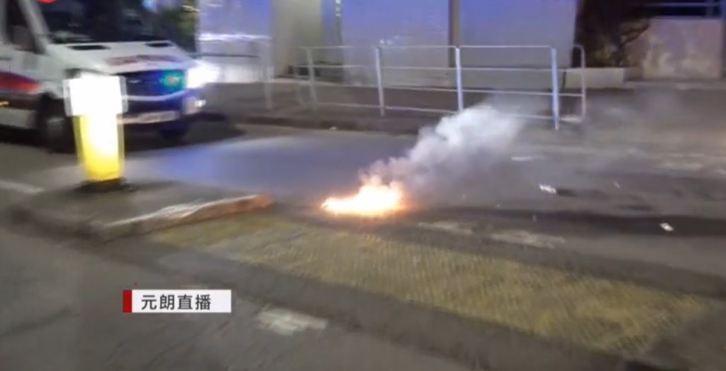 示威者向警車連環投擲汽油彈。有線截圖
