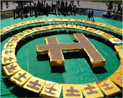 千人吃「土」大会5000多斤土馍瞬间被扫光。网图