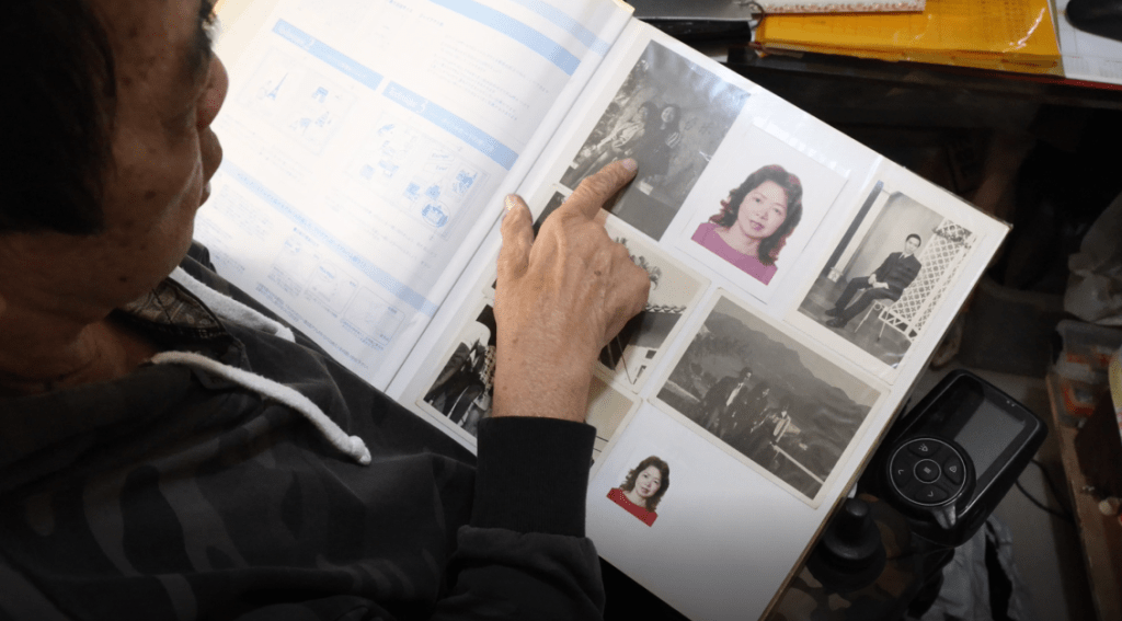 麥Sir回憶起已故妻子當時的説話:「我中風一邊身都屈唔到,我都無放棄,你只係無左一隻脚,但你仲有雙手,所以更加唔可以放棄」。 麥Sir回憶起已故妻子當時的説話:「我中風一邊身都屈唔到,我都無放棄,你只係無左一隻脚,但你仲有雙手,所以更加唔可以放棄」。