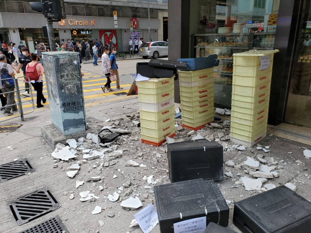 石屎散落在行人路上。