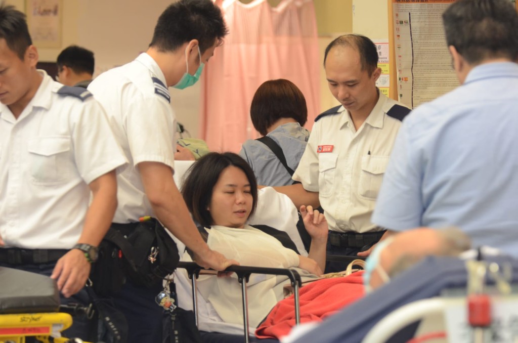其中一名女傷者送院治理。