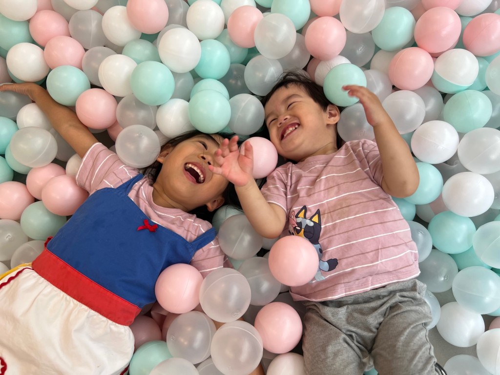 Priscilla表示弟弟喜歡模仿姐姐，更不時從姐姐身上學習，故不太擔心落後情況會出現在兒子身上。