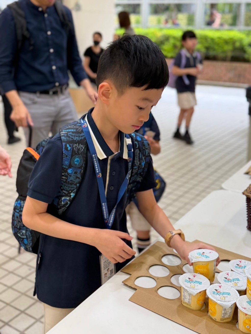 众人一同享用由赞助商提供的乳酪早餐。(图片来源:学校提供) 众人一同享用由赞助商提供的乳酪早餐。(图片来源:学校提供)