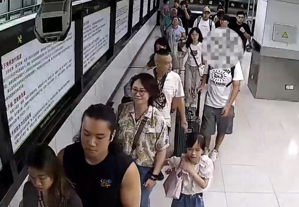 羅湖海關在入境男旅客的行李箱，搜出2個瀕危番紅硨磲。海關發布