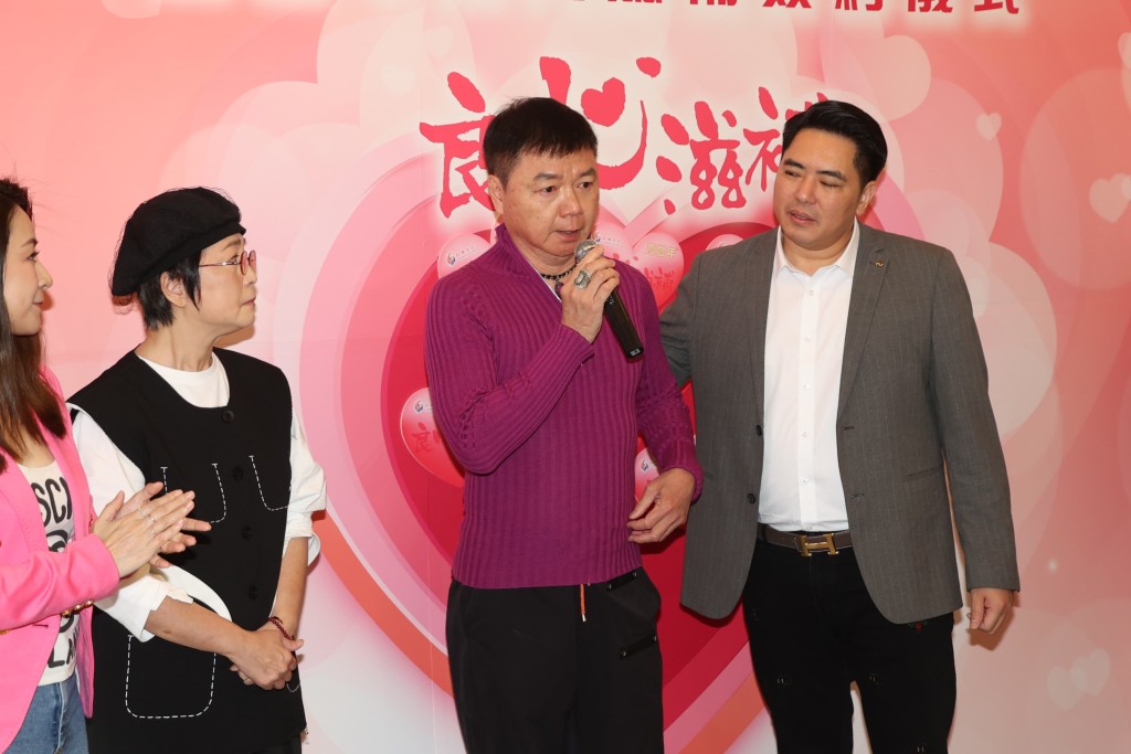 艾威此時也開始哽咽,平復心情後他再說:「有機會中風,所以亦先要評估心理同各方面。」 艾威此時也開始哽咽,平復心情後他再說:「有機會中風,所以亦先要評估心理同各方面。」