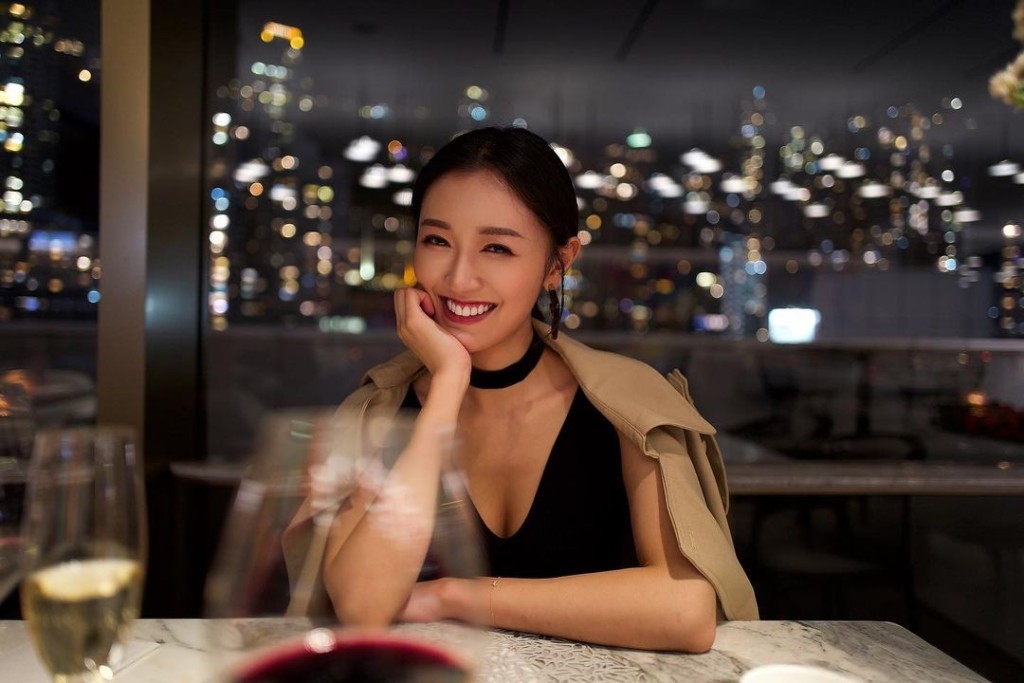 張寶兒扮靚靚老公撐枱腳。