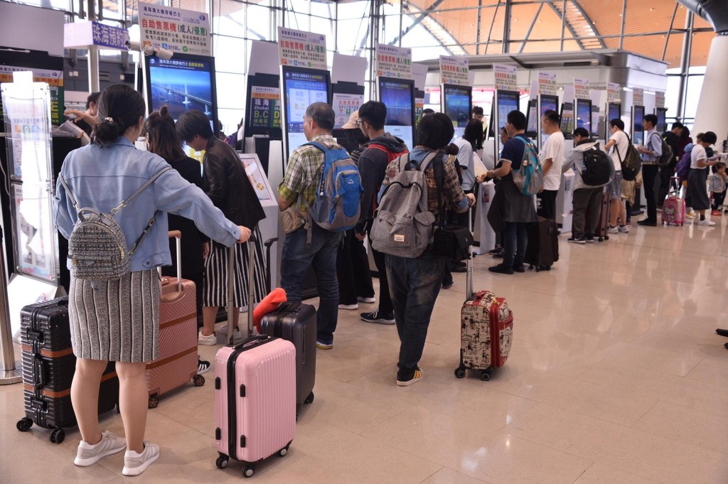 不少旅客使用港珠澳大橋過關。