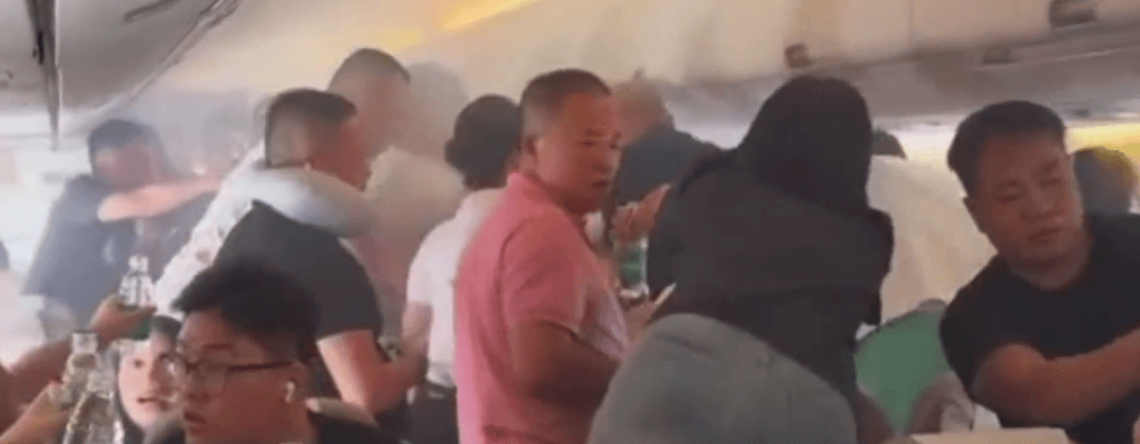 上海航空航班飛行中「尿袋」冒煙,旅客拿礦泉水接力撲救。 上海航空航班飛行中「尿袋」冒煙,旅客拿礦泉水接力撲救。