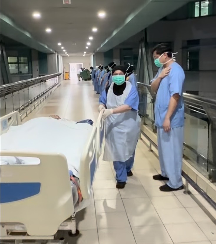 醫護人員送別捐贈器官的青年，低頭向他致敬。 fb / Hospital Sungai Buloh Selangor