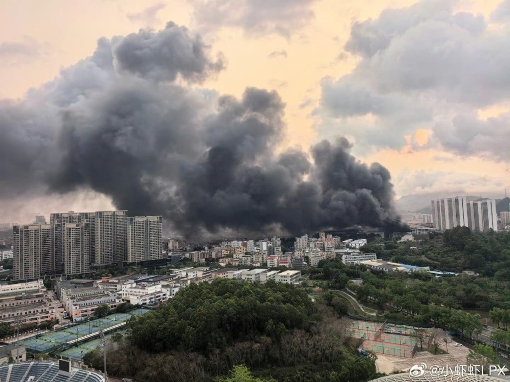 深圳比亚迪坪山工厂大火,浓烟冲天。 深圳比亚迪坪山工厂大火,浓烟冲天。