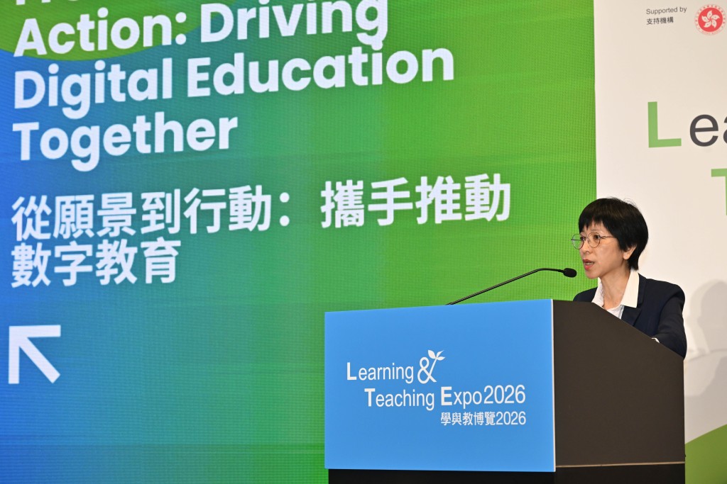教育局首席助理秘書長（創新科技教育）謝婉貞在學與教博覽2026上發表主題演講，介紹《中小學數字教育發展藍圖》的詳情。政府新聞處圖片