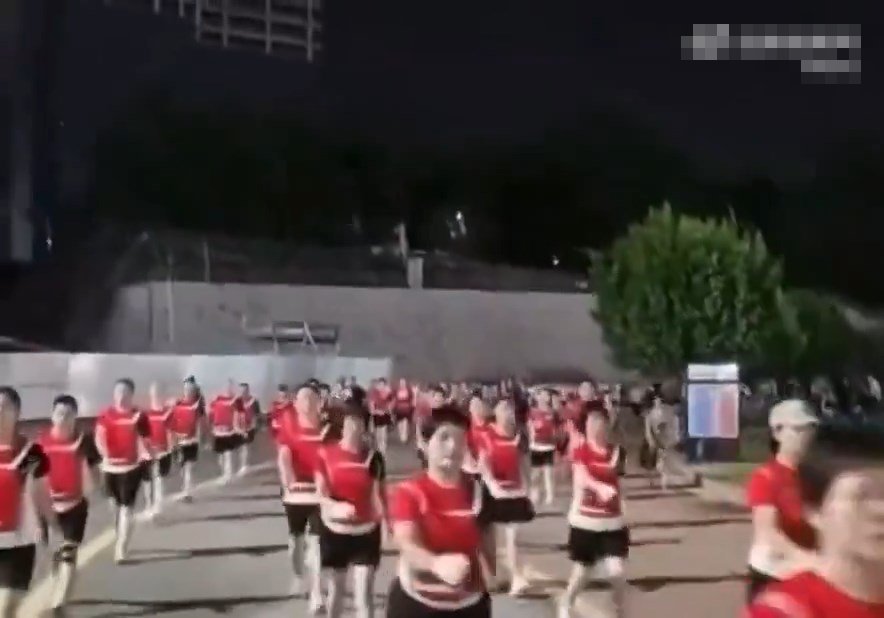 有指“徒步队”步操时会播放音响。微博