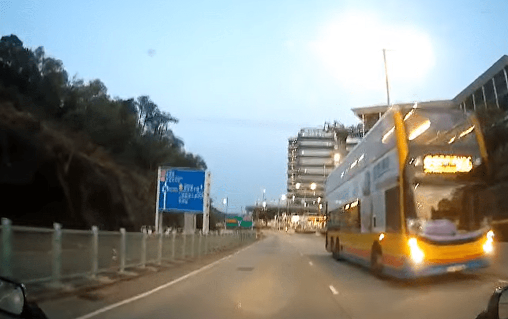一輛城巴逆駕亮着死火燈。fb：車cam L（香港群組）
