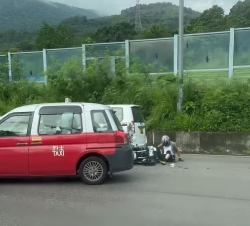 铁骑士倒地受伤。fb香港交通及突发事故报料区影片截图