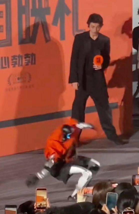 添麥菲被機械人打前空翻震懾。