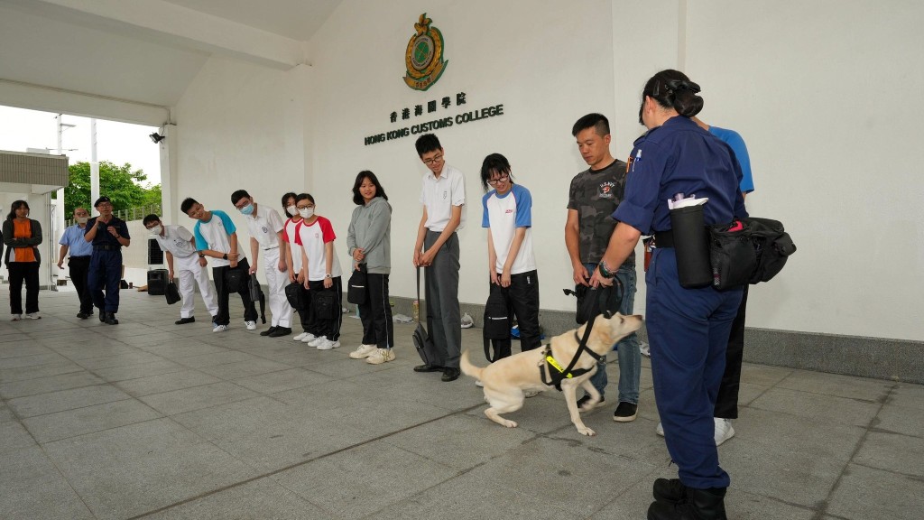 中學生獲安排參觀海關學院 對槍械展示、緝毒犬演練感受良多