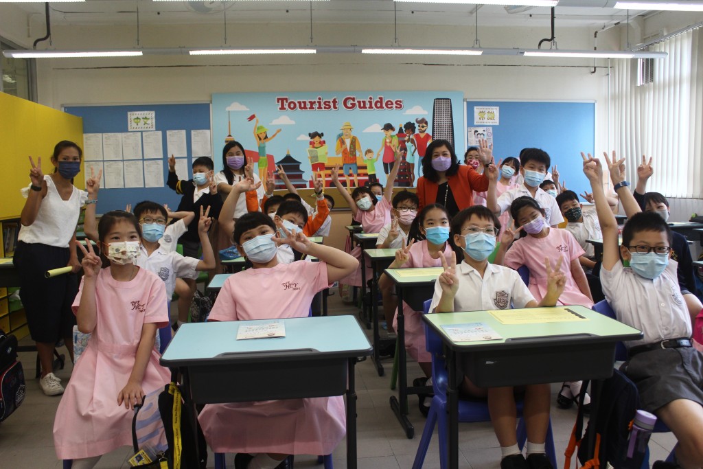 荃灣公立何傳耀紀念小學今年以網上遊學團形式，讓學生與北京姊妹學校的學生進行交流。活動以「航空/旅遊」為主題，兩岸學生互相學習對方的文化，提升語言能力。