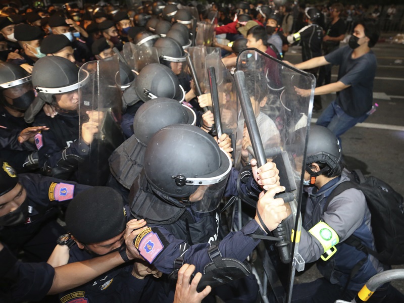 警方在首相辦公室外清場。AP