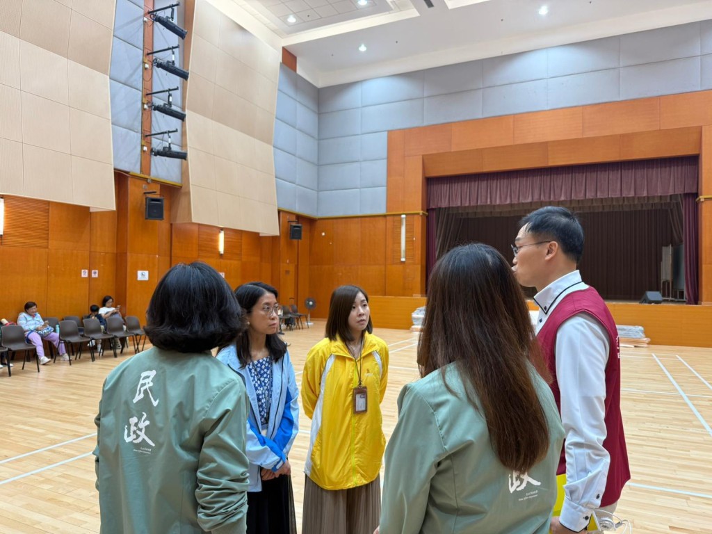 民青局局長麥美娟、民政總署署長杜潔麗與區議員、關愛隊一同協助受影響居民。民政及青年事務局fb圖片