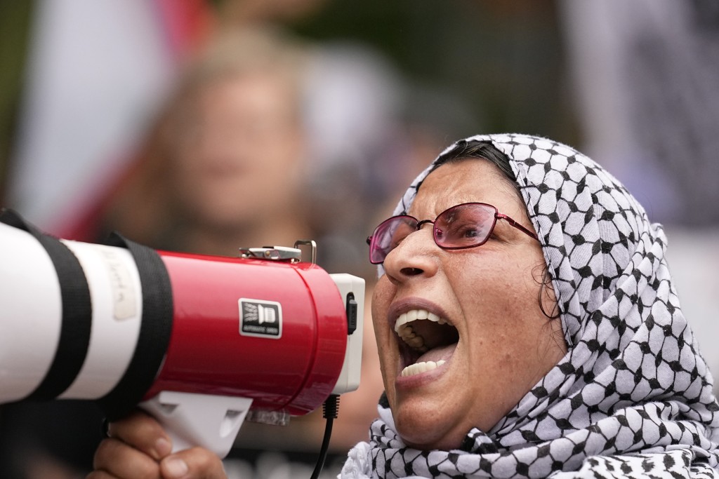 有支持巴勒斯坦示威者拿著扩咅筒高声抗议。美联社
