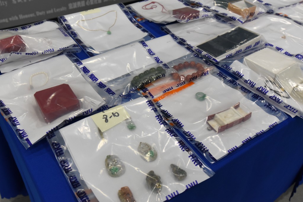 警方起回大批現金及首飾珠寶。黃文威攝 警方起回大批現金及首飾珠寶。黃文威攝
