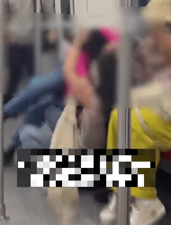 兩女上海地鐵為爭座位打大出手，扯頭髮抱摔技盡出。 網片截圖