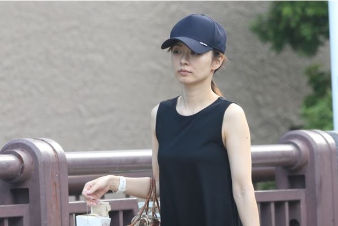 伊藤綾子平時出街十分樸素。