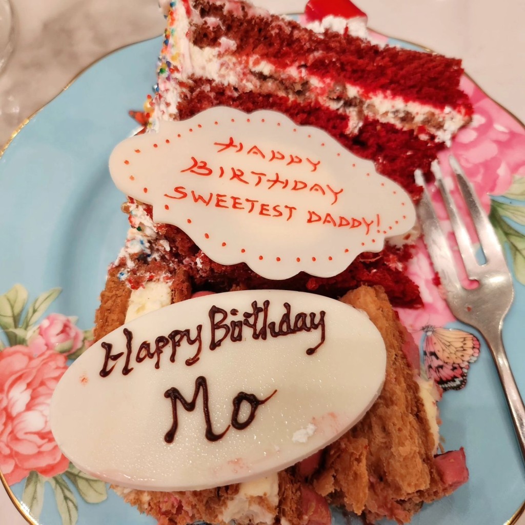 今年陳豪獲贈兩個七彩大蛋糕，朱古力牌上分別寫着「HAPPY BIRTHDAY SWEETEST DADDY!」、「Happy Birthday Mo」。