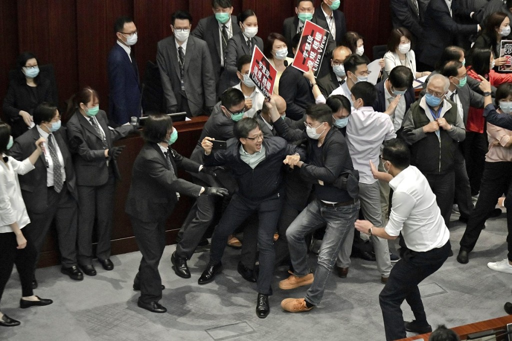 保安員制止民主派議員靠近主席台。資料圖片